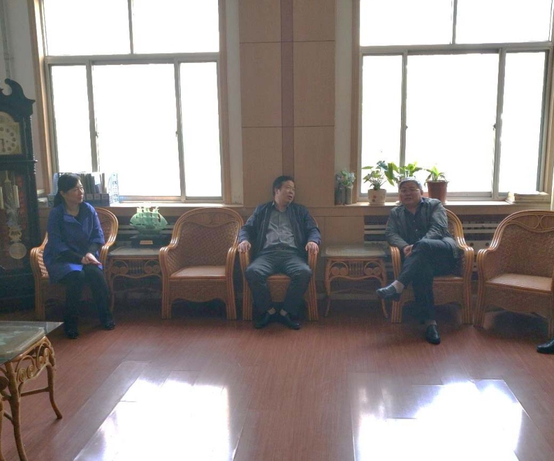 系领导与实习学校领导交谈 系领导与实习学校领导交谈