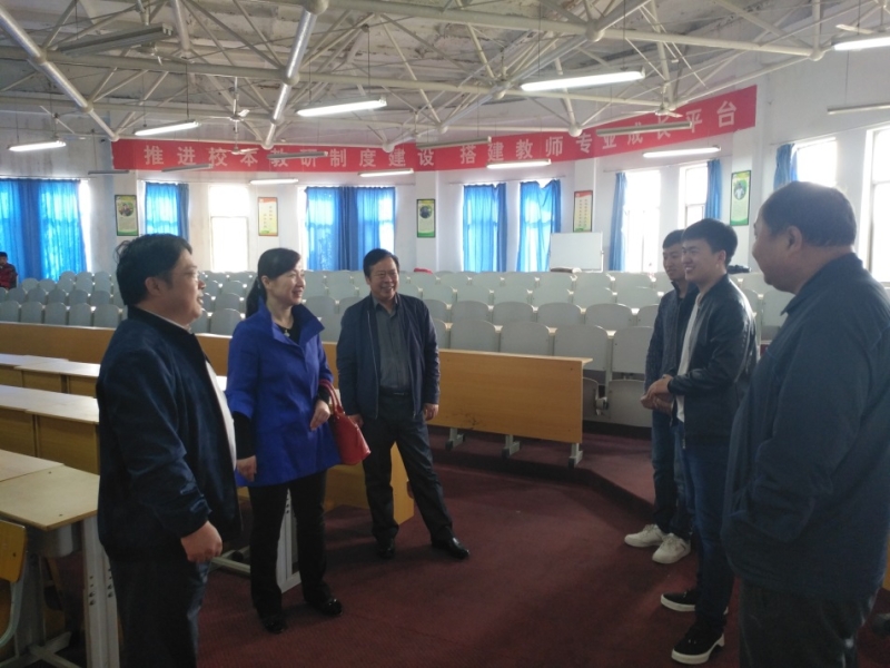 系领导与学生亲切交流 系领导与学生亲切交流