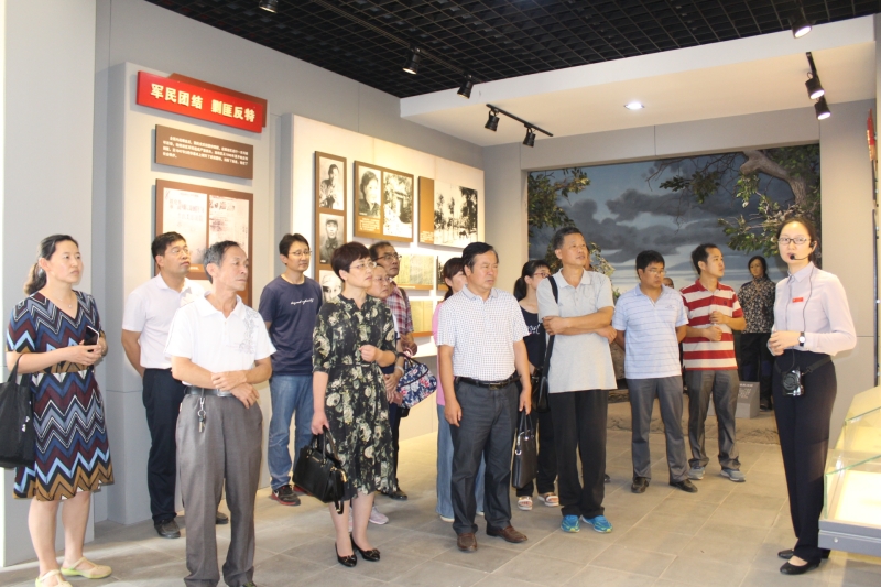 参观纪念馆 参观纪念馆