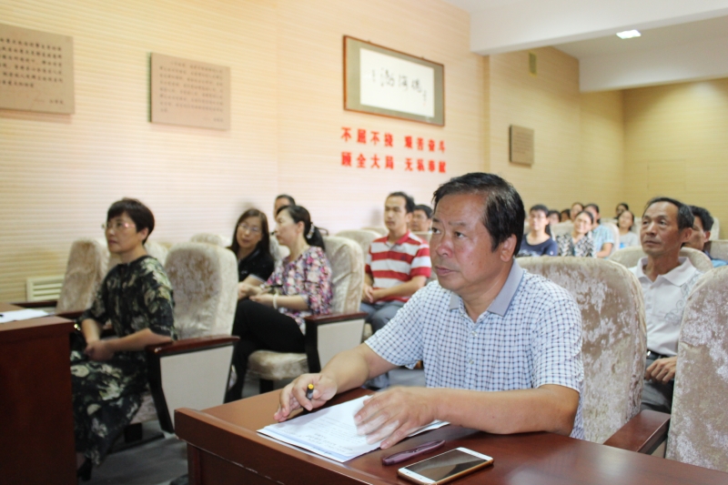 全体老师观看纪录片和听党课 全体老师观看纪录片和听党课